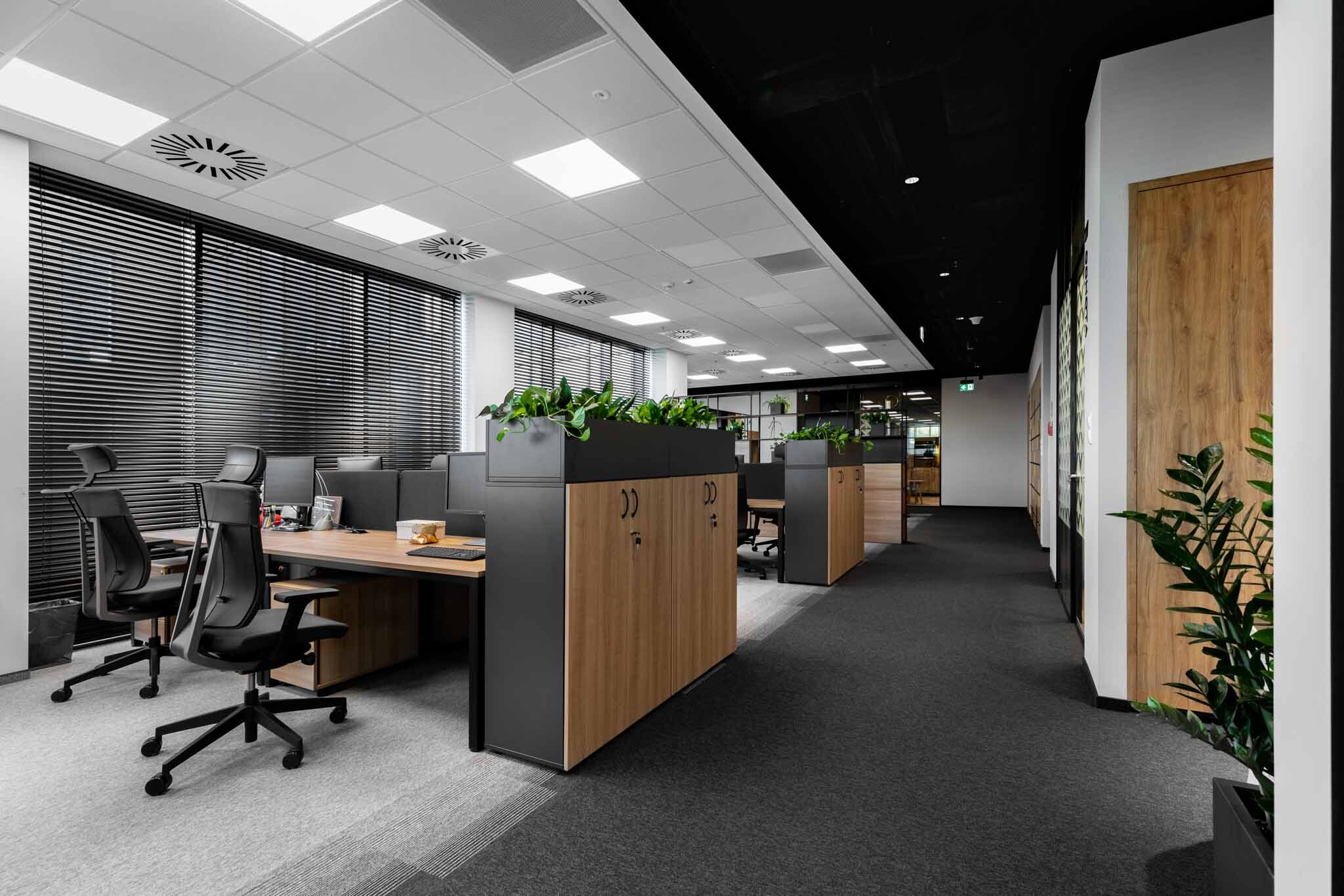 Großraumbüro mit holzfarbenen Büroschränken