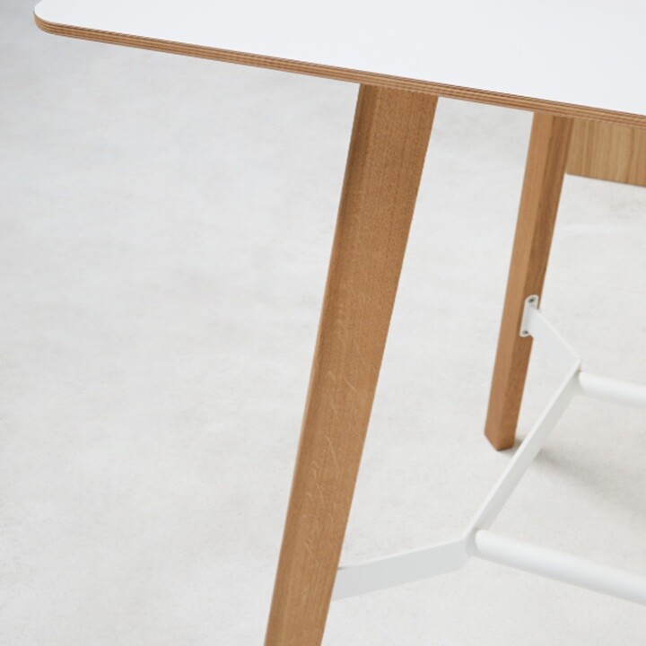 Balma Büro-Stehtisch Minimus - Detail - Praktische Fußablage