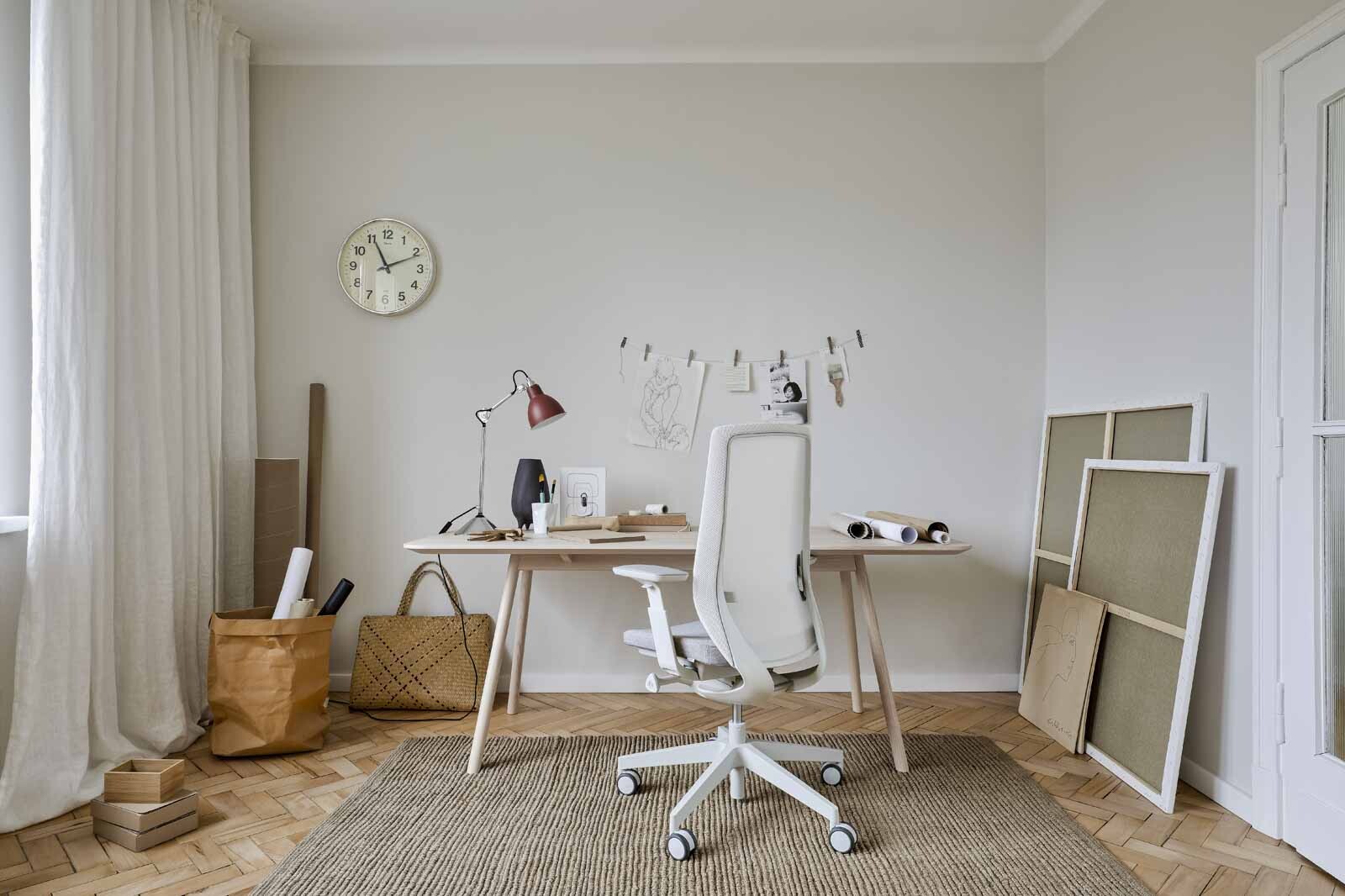 Bild eines hellen Büros mit einem weißen Drehstuhl