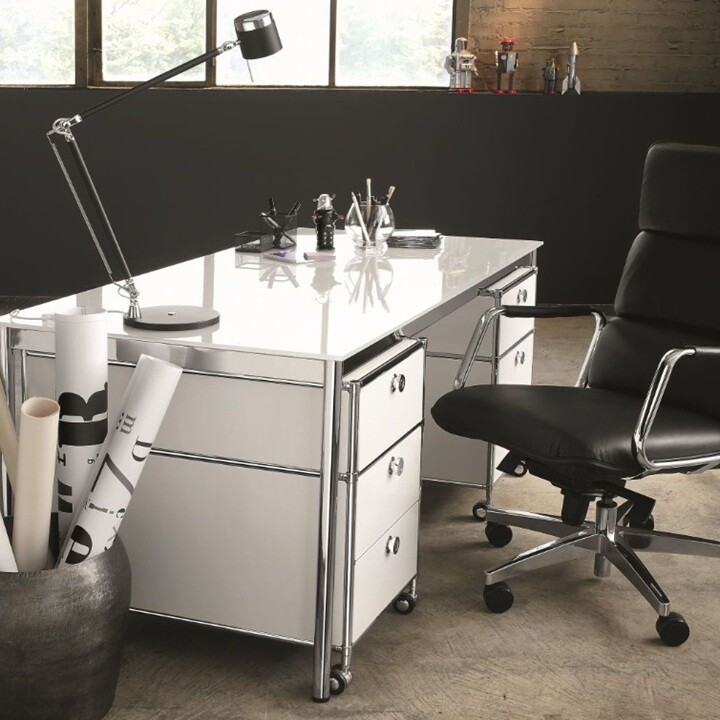 Viasit Serie System4 - Schreibtisch - Detail - Großzügige Arbeitsfläche